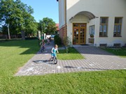 Společné odpoledne rodičů a dětí - natírání popelnic